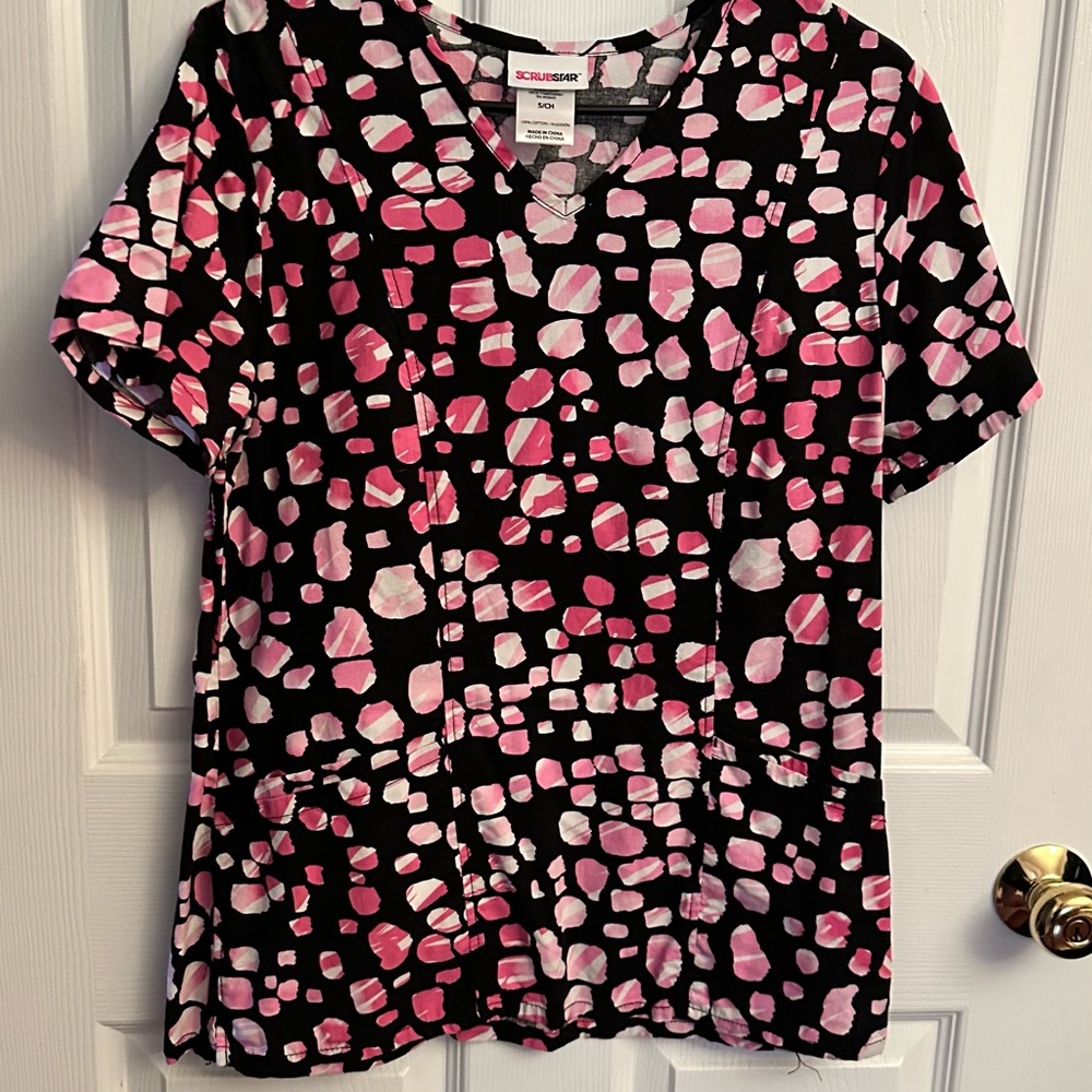 Scrubstar pretty scrubs top. Like new. Barely ever worn.